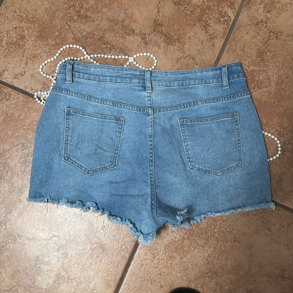 SHEIN Shorts  with pearl chains - Picture 2 of 3